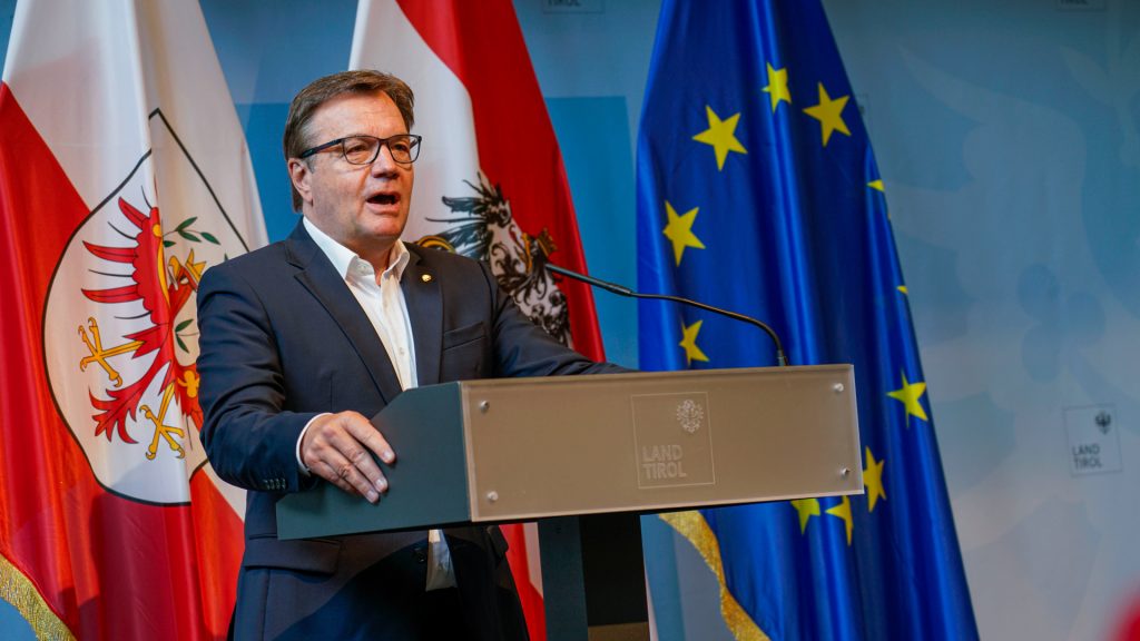 Landeshauptmann Günther Platter Pressekonferenz Land Tirol Swarovski Stellenabbau (2)