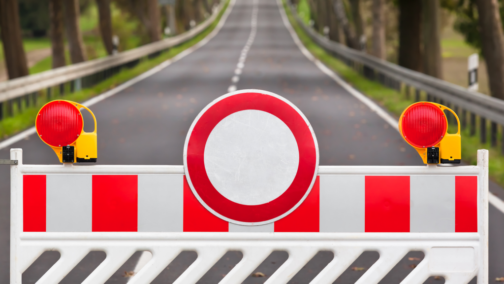 gesperrte straße_shutterstock_222258445