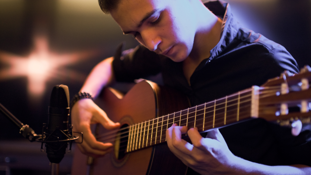 gitarre spielen_shutterstock_1949379058