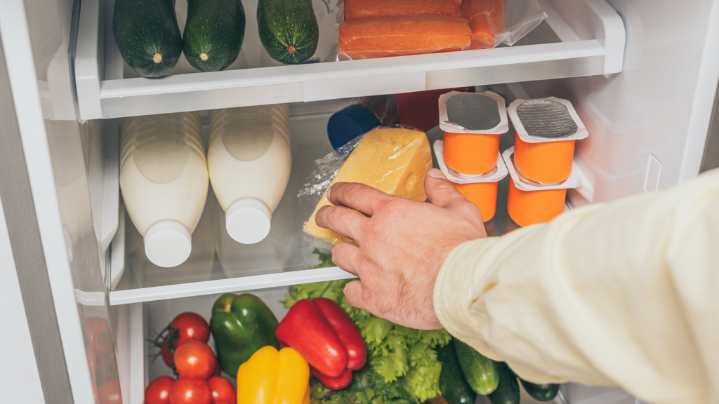 kühlschrank essen_shutterstock_1587698920