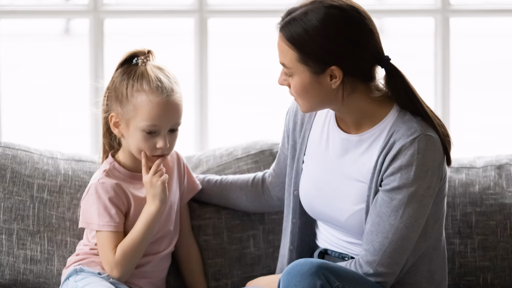 kind eltern gespräch_shutterstock_2324629879
