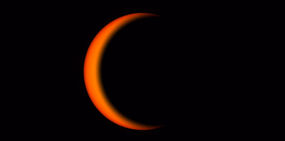 Partielle Sonnenfinsternis über Tirol: Spektakulärer Abendhimmel am Mittwoch